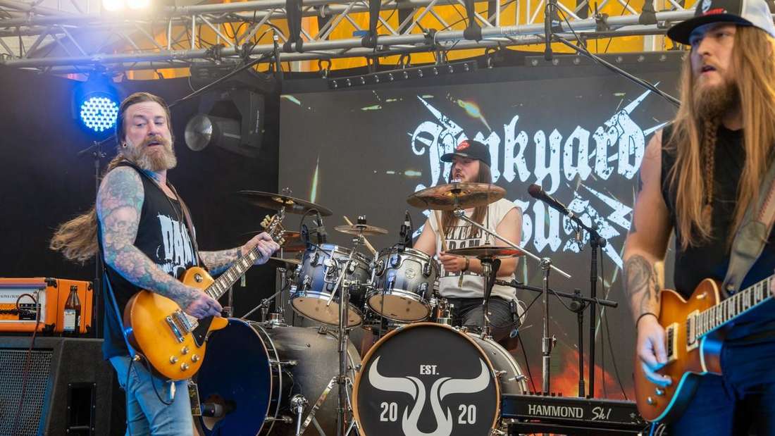 Das Festival Ulmich om Braand hat einen unverwechselbaren Charme und keine Trennung zwischen Band und Publikum, wie hier beim Auftritt von Junkyard Jesus zu sehen ist.