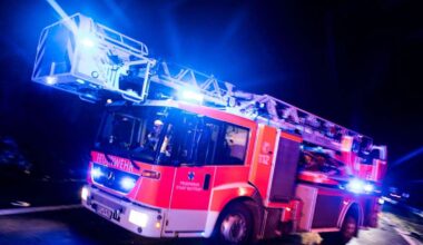 Stundenlanger Einsatz in Frankfurt – Lauter Knall und Rauchsäule schockt Anwohner