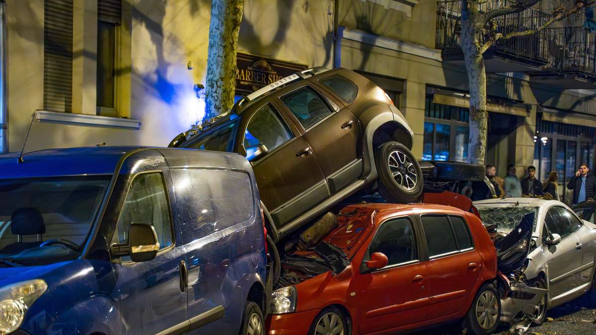 Trümmerfeld mitten in der Stadt – Linienbus kaum zu stoppen