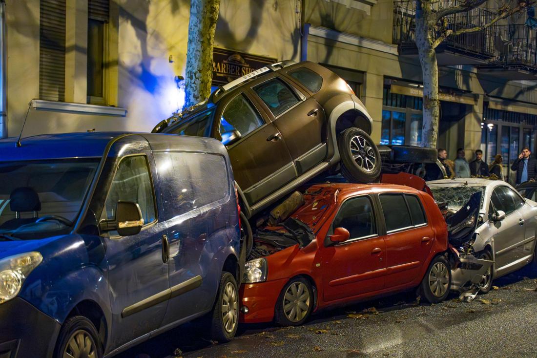 Nach dem Unfall glich die Straße in Wiesbaden einem Trümmerfeld. 