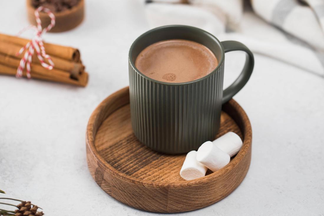 Das beliebte alkoholische Heißgetränk - Kakao mit „Schuss“ steht im Kontext der Weihnachtsmärkte erneut im Zentrum einer Debatte über koloniale Vergangenheit. (Symbobolbild)