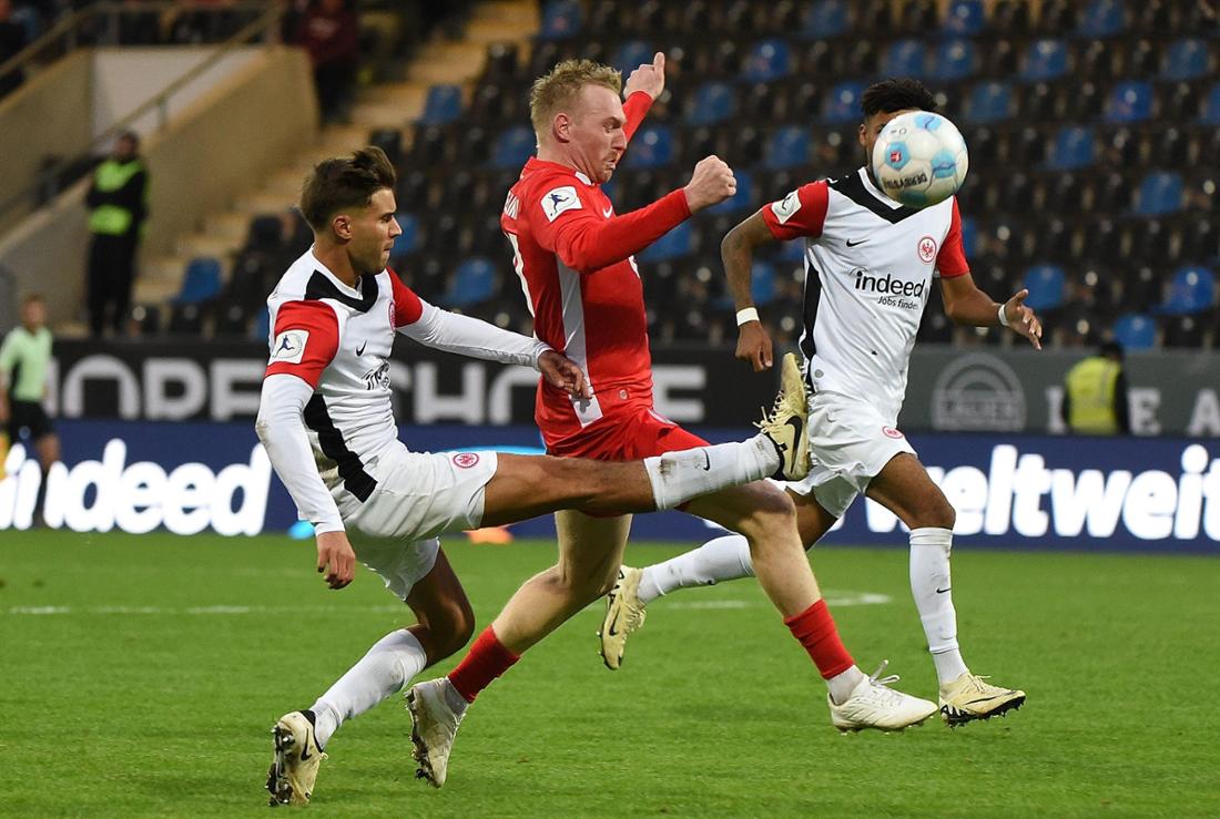 06.10.2024, xhbx, Fussball Regionalliga Suedwest, Eintracht Frankfurt U21 - Offenbacher Kickers emspor, v.l. Dominik Crjienec (Eintracht Frankfurt II U21), Ron Berlinski (Kickers Offenbach)u000du000d(DFL/DFB REGULATIONS PROHIBIT ANY USE OF PHOTOGRAPHS as IMAGE SEQUENCES and/or QUASI-VIDEO)