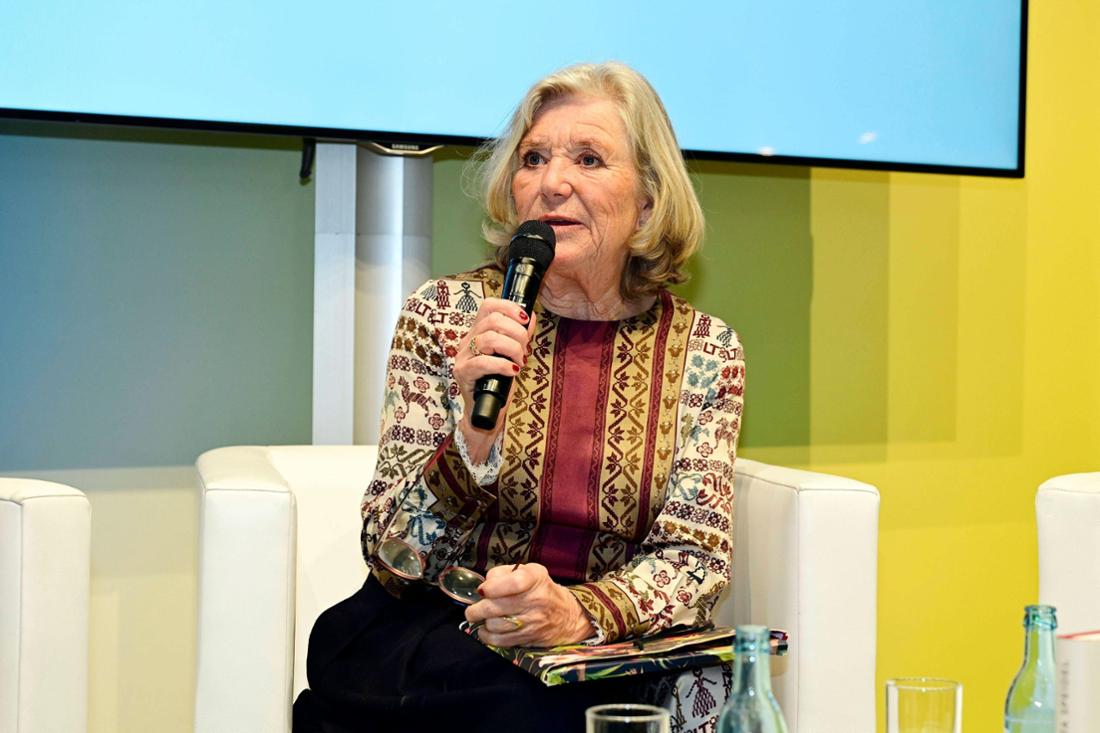 Wir sehen Jutta Speidel bei einer Lesung aus ihrem Buch „Amaryllis“