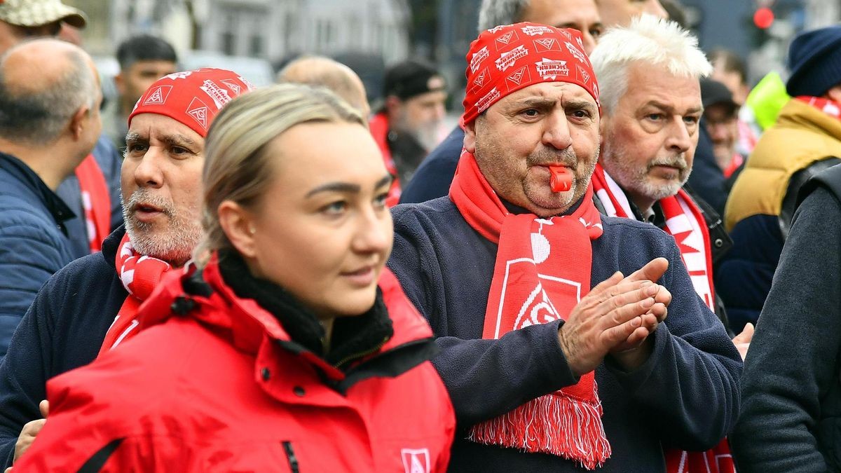 Mitarbeiterinnen und Mitarbeiter von ZF versammeln sich zu einem Protestzug mit Kundgebung in Witten
