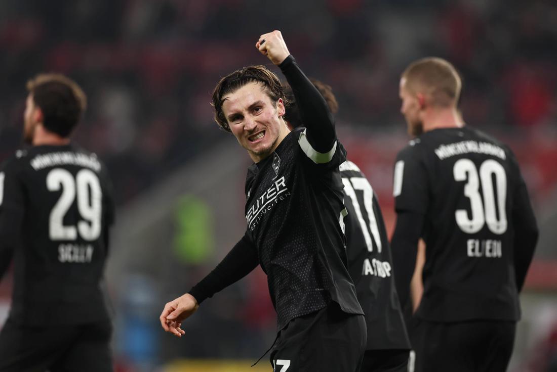 Rocco Reitz macht beim Bundesligaspiel von Borussia Mönchengladbach gegen Mainz 05 eine Jubelgeste in Richtung der Fans.