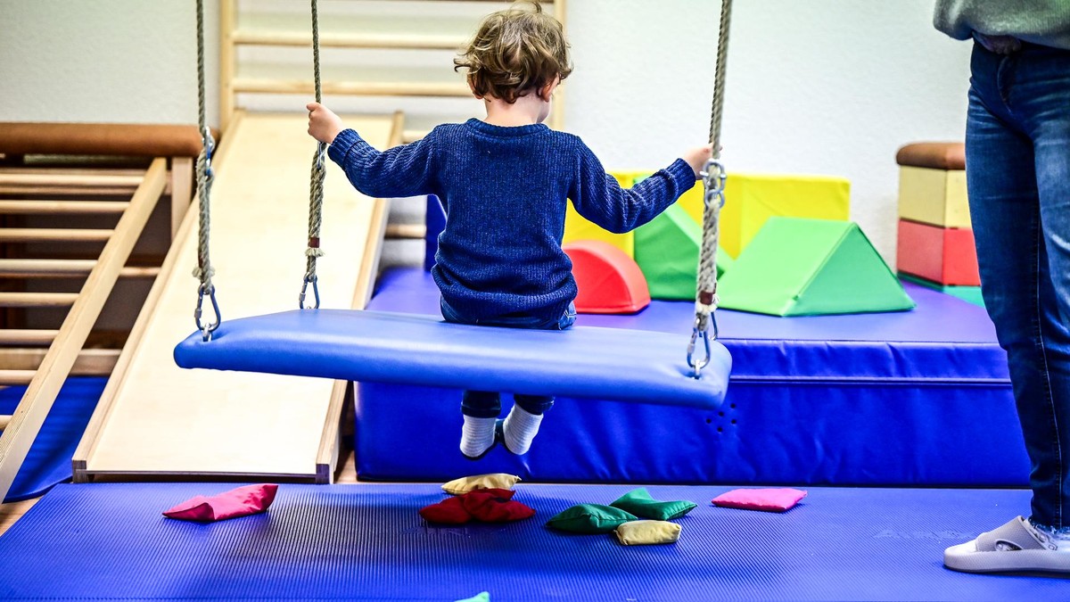 Ein Junge im Motorik-Raum einer Frühförder-Praxis. (Symbolbild)