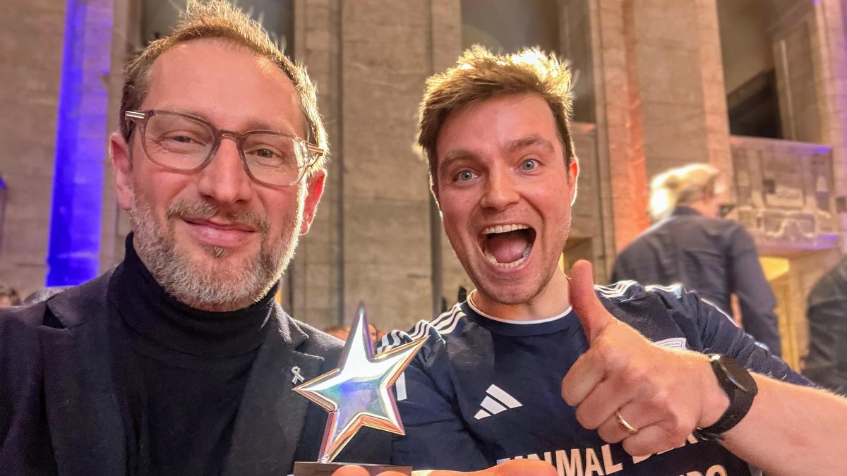 Erhielten Förderpreis „Sterne des Sports“ für ihr Turnier mit Moslems, Juden und Christen: v.li. KAJ-Gemeindevorstand Pasha Lyubarsky (KAJ), und Tilmann Häußler, 2. Vorsitzender von SV Berolina Blau-Weiß. Förderpreis „Sterne des Sports“ für das Turnier mit Moslems, Juden und Christen: v.li. KAJ-Gemeindevorstand Pasha Lyubarsky (KAJ), und Tilmann Häußler, 2. Vorsitzender von SV Berolina Blau-Weiß.