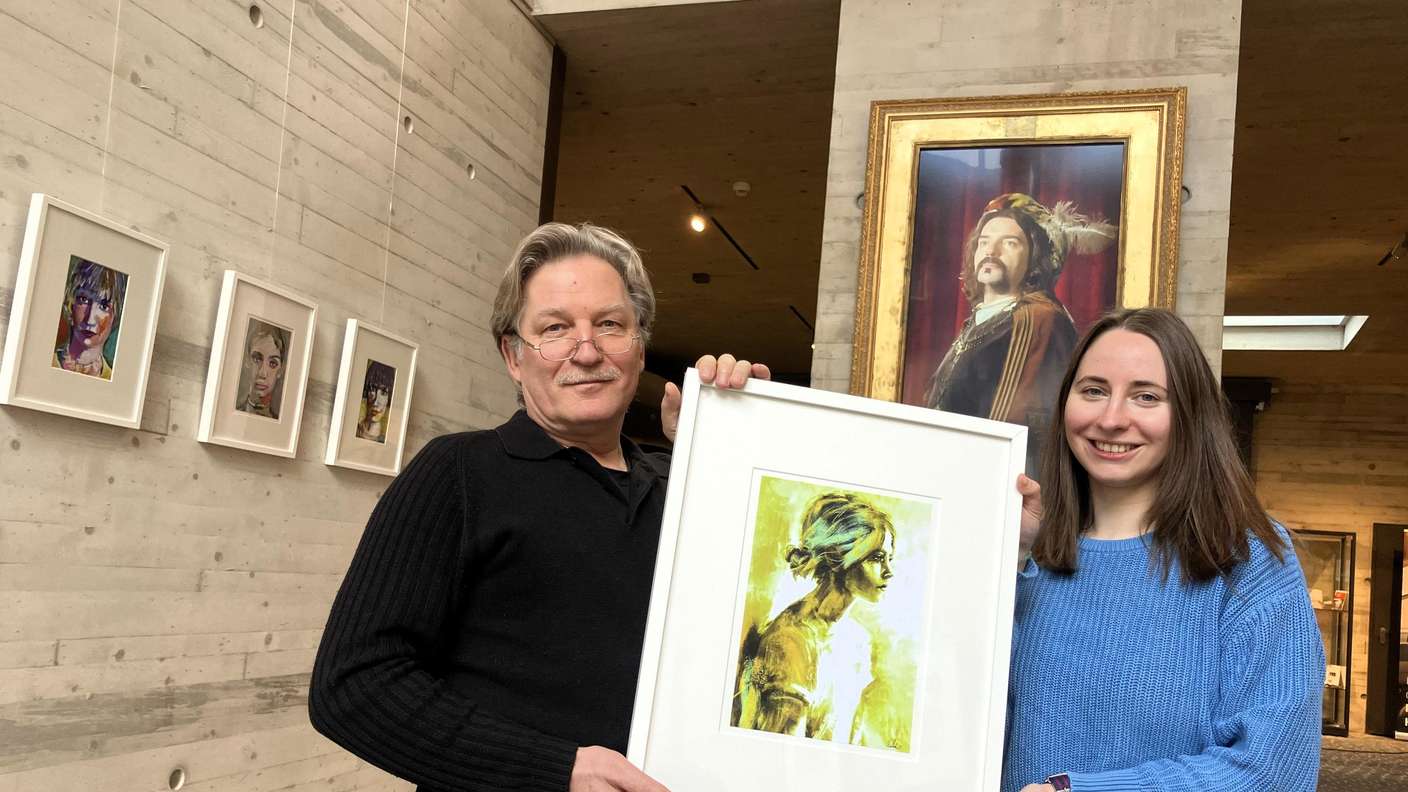 Burgaufzugs-Objektmanagerin Anke Borscheid und Künstler Antek präsentieren die neue Foyer-Ausstellung „Die Macht der Farbe“.