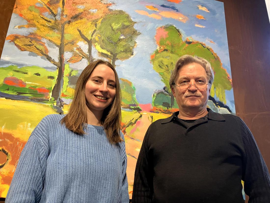 Burgaufzugs-Objektmanagerin Anke Borscheid und Künstler Antek präsentieren die neue Foyer-Ausstellung „Die Macht der Farbe“.