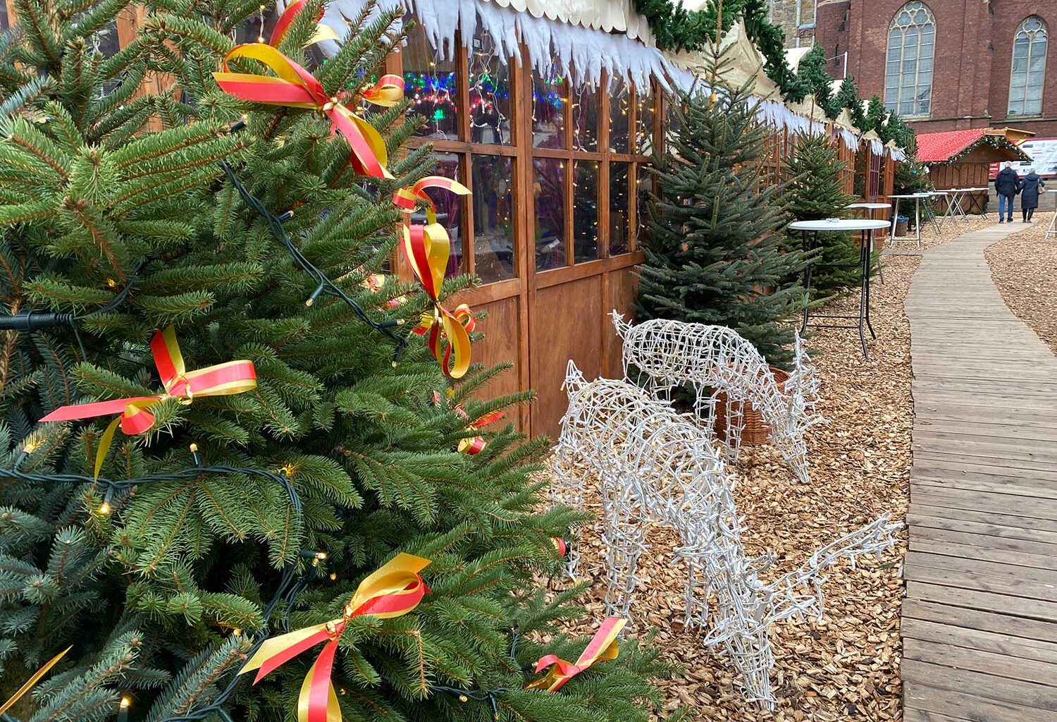 Tannenbäume und Holzschnitzel zu verschenken