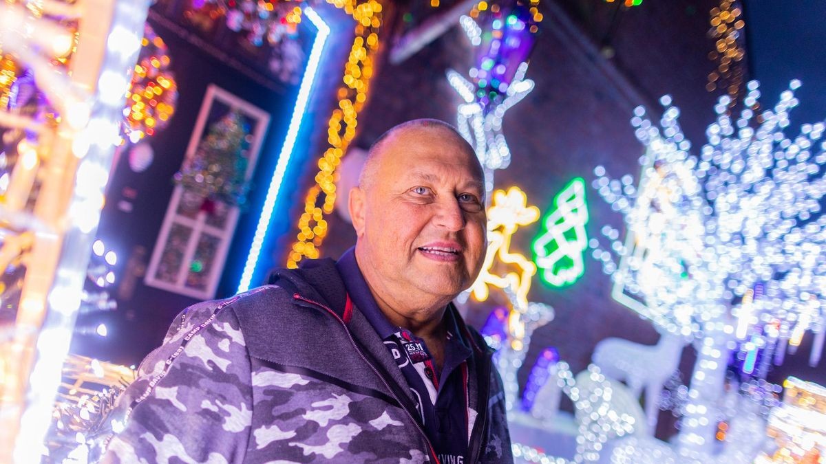 Das Foto zeigt Andreas Krause 2020. Im Sommer 2024 ist er verstorben. Viele Jahre hat die Deutsche Presse Agentur über sein Weihnachtshaus berichtet.