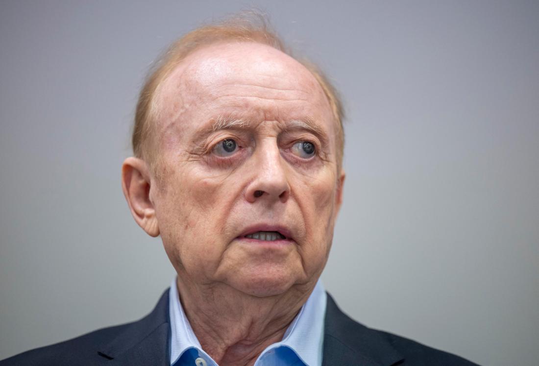 ARCHIV - 01.07.2025, Bayern, München: Alfons Schuhbeck steht im Gerichtssaal des Landgericht München I. (zu dpa: „Schuhbeck bleibt weiter auf freiem Fuß“) Foto: Peter Kneffel/dpa +++ dpa-Bildfunk +++