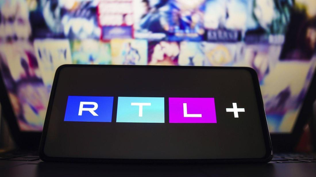 Das Logo von RTL+ auf einem Bildschirm.