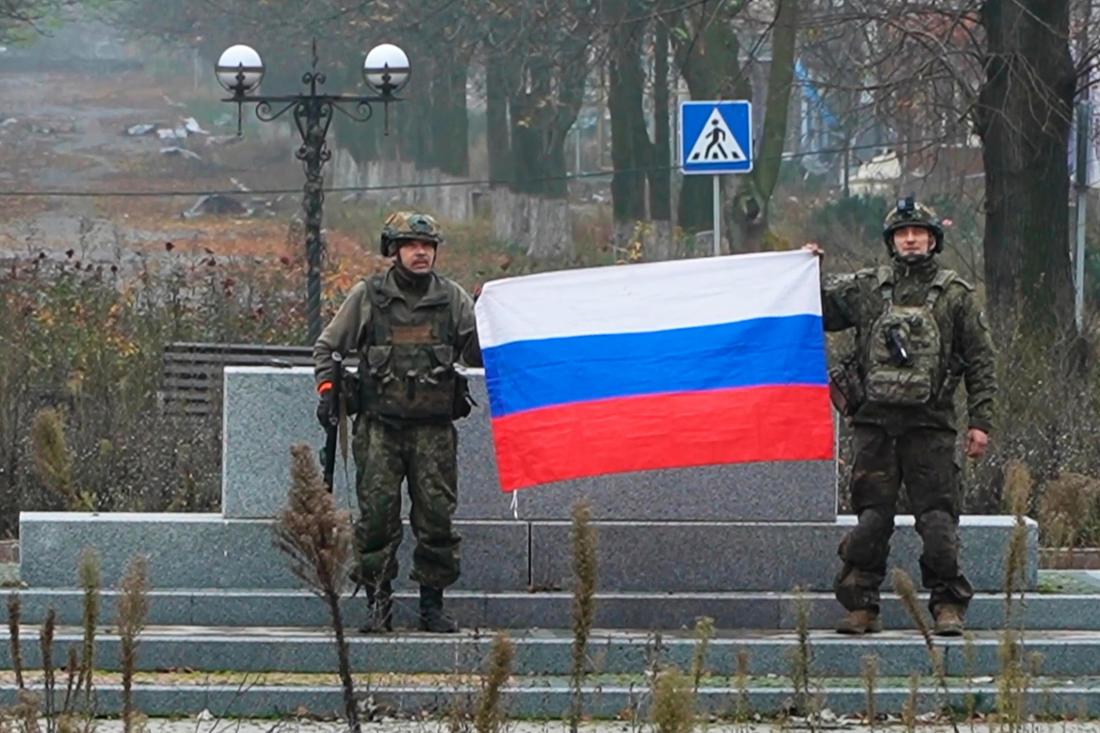 Auf diesem Bild aus einem vom Pressedienst des russischen Verteidigungsministeriums am 2. Dezember 2025 zur Verfügung gestellten Video halten russische Soldaten eine russische Nationalflagge in Pokrowsk, einer Stadt in der Region Donetsk.
