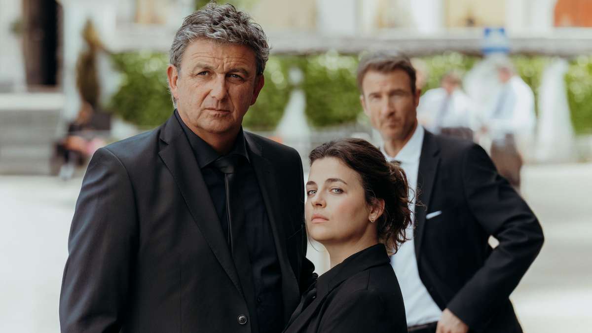 Serientod reißt Familie Gruber in Folge 1 auseinander 