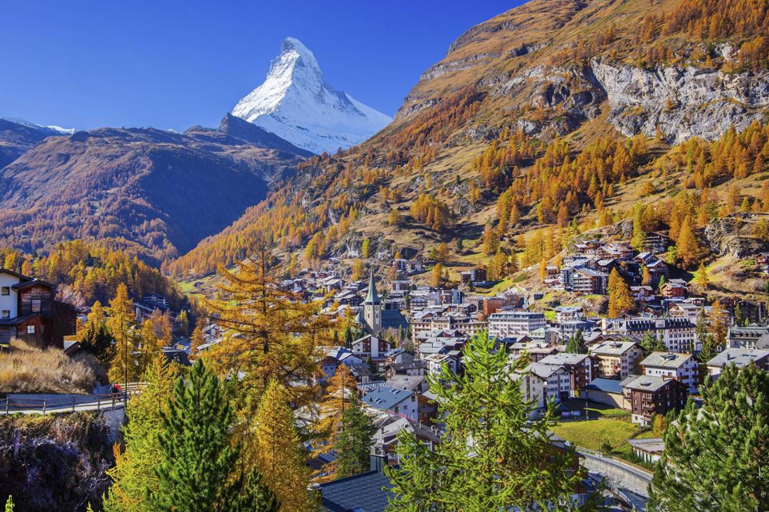 Ortsüberblick mit Matterhorn 4478m und goldgelben Lärchen im Herbst, Zermatt, Mattertal, Wallis, Schweiz, Europa View of 