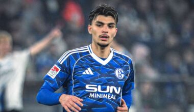 Zwei Spieler tragen Badge ihres Gelsenkirchener Stadtteils