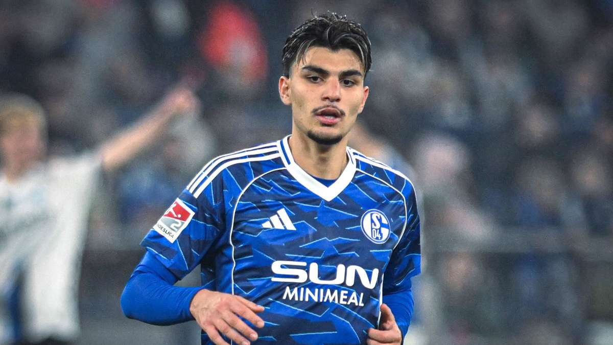 Zwei Spieler tragen Badge ihres Gelsenkirchener Stadtteils