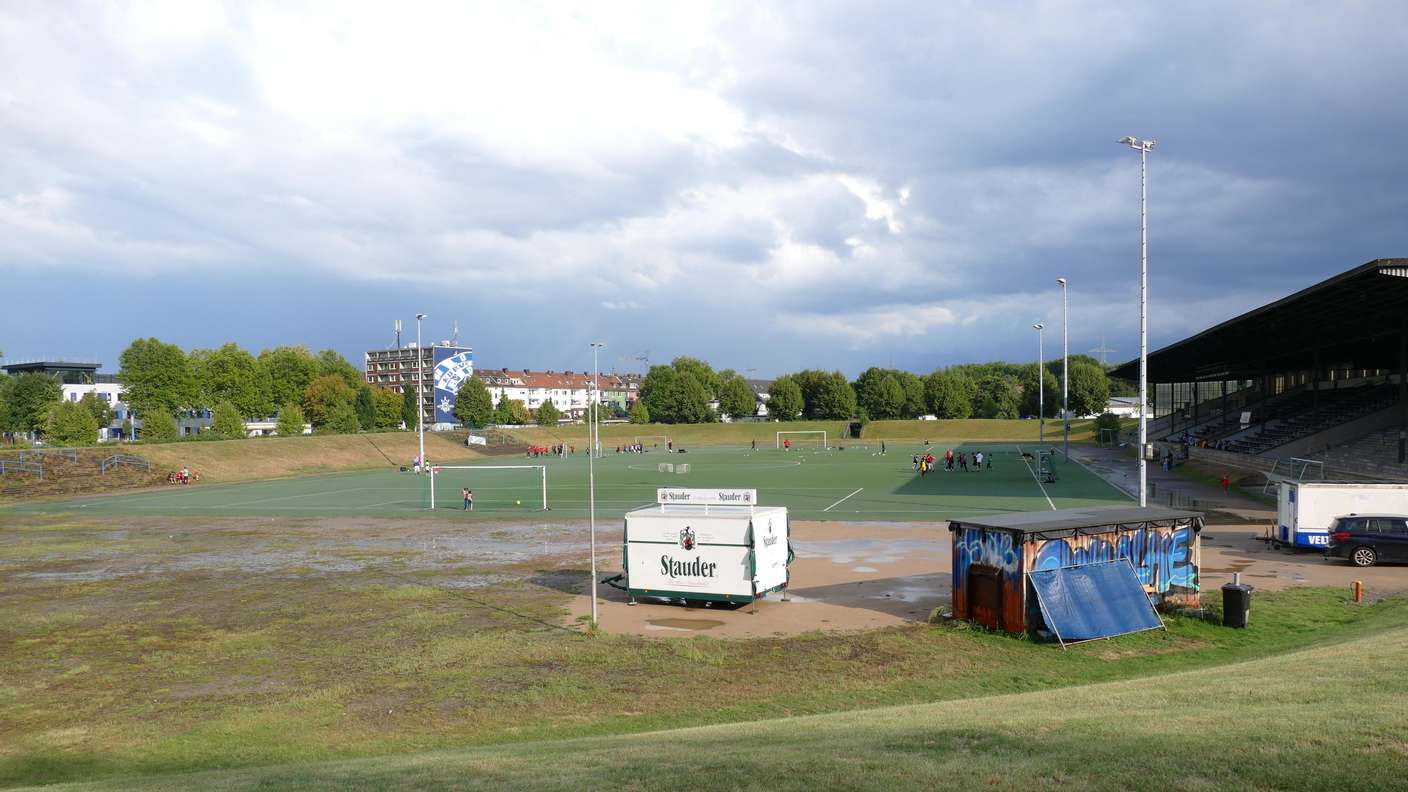 Kinder spielen in der „Glückauf-Kampfbahn“ Fußball.