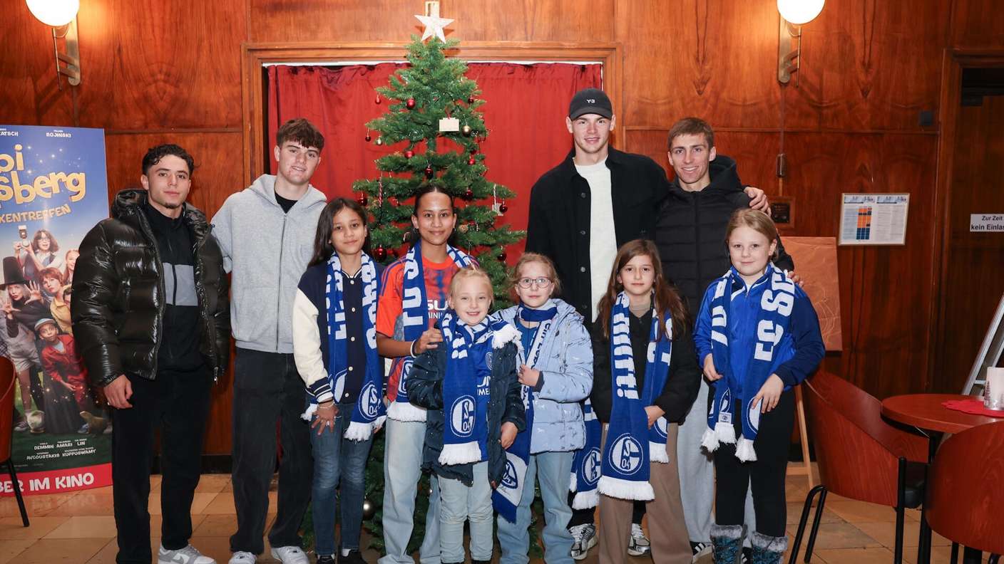 Die Schalke-Profis fuhren zu den Weihnachtsbesuchen unter anderem in die Schauburg in Gelsenkirchen.