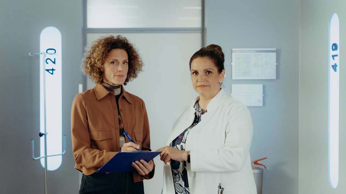 Caro Pflüger geht gemeinsam mit Dr. Vera Fendrich den Abschlussbericht ihres verstorbenen Vaters durch.