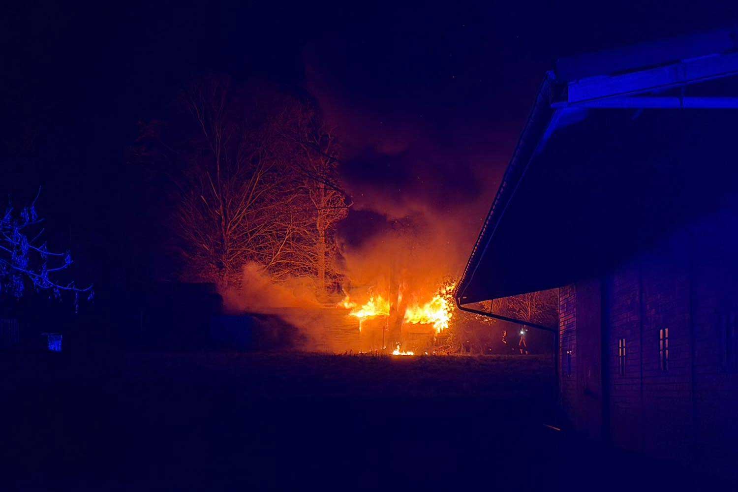 Holzhütte in Vollbrand - Filmpost Nachrichten aus Eschweiler