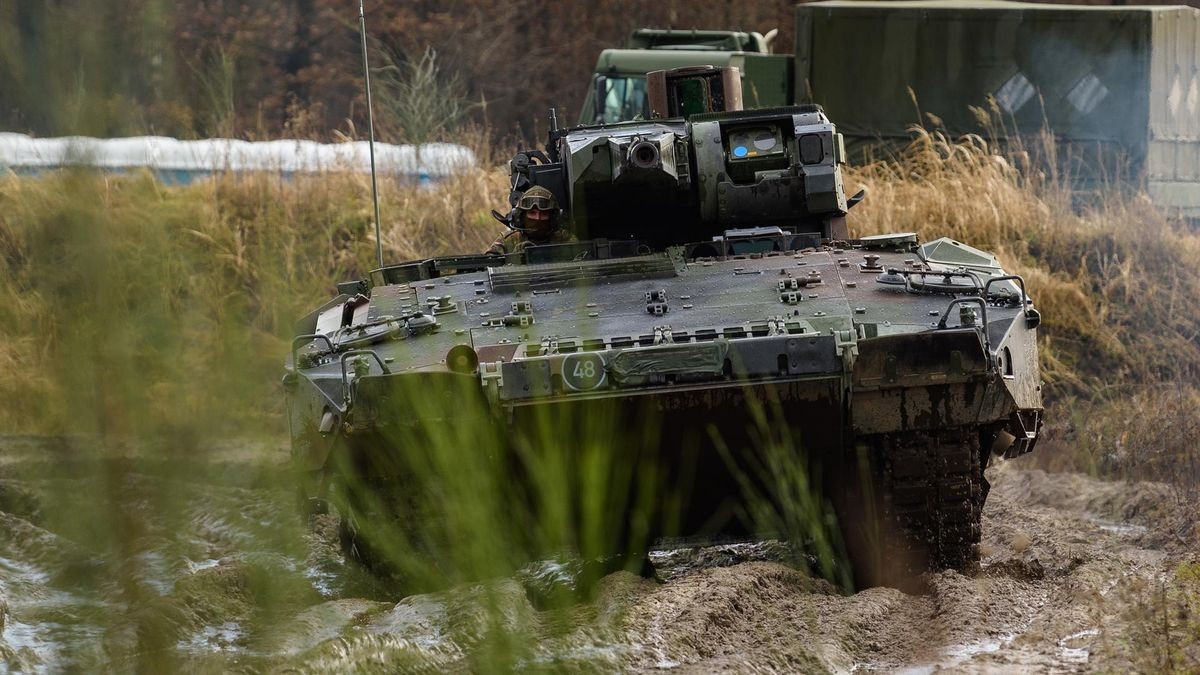 Ein Schützenpanzer der Bundeswehr vom Typ Puma fährt während einer Vorführung über den Übungsplatz. Ein Schützenpanzer der Bundeswehr vom Typ Puma fährt während einer Vorführung über den Übungsplatz.