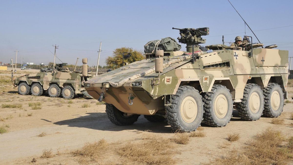 Zwei Boxer GTK der Bundeswehr sichern eine Kreuzung während des Afghanistan-Einsatzes. Zwei Boxer GTK der Bundeswehr sichern eine Kreuzung während des Afghanistan-Einsatzes.