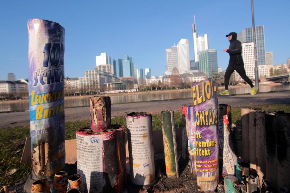 Reste des Frankfurter Silvesterfeuerwerks liegen am Neujahrstag 2025 neben der Uferpromenade. (Archivfoto)