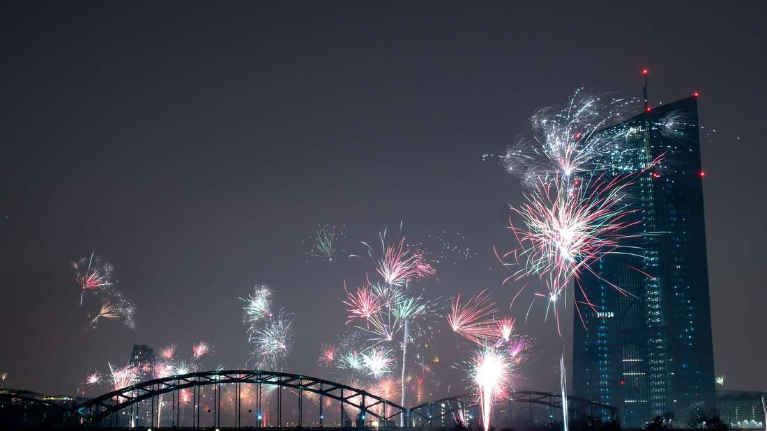 Feuerwerk explodiert in der Silvesternacht am Himmel in der Nähe der Europäischen Zentralbank. (Archivfoto)