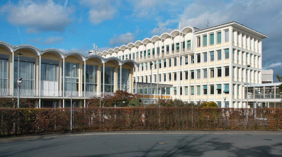 Zu sehen sind die Fassaden von zwei Gebäudeteilen des Bundeskriminalamts in Wiesbaden. 