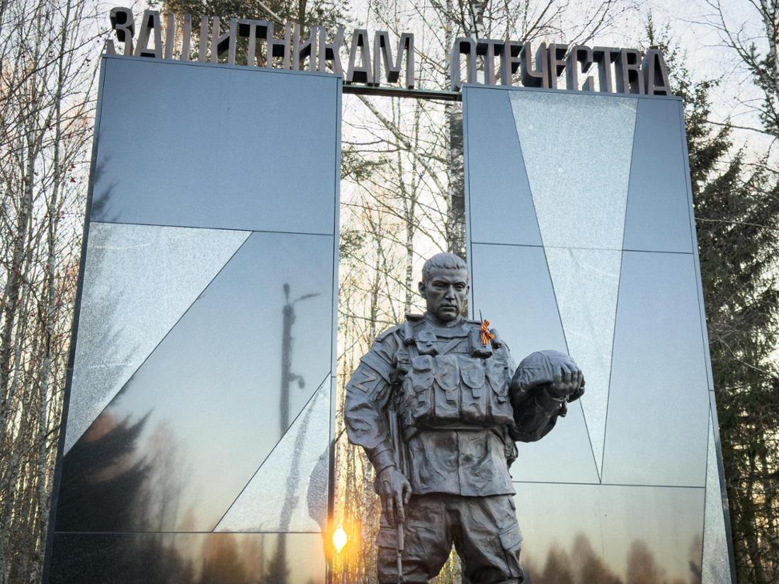 Ein Denkmal mit dem Titel „Den Verteidigern des Vaterlandes“, das einen Soldaten vor den Buchstaben Z und V – den taktischen Abzeichen russischer Truppen im Ukraine-Einsatz – zeigt, steht auf der „Allee des Ruhms“ auf einem riesigen Soldatenfriedhof in Kostroma.
