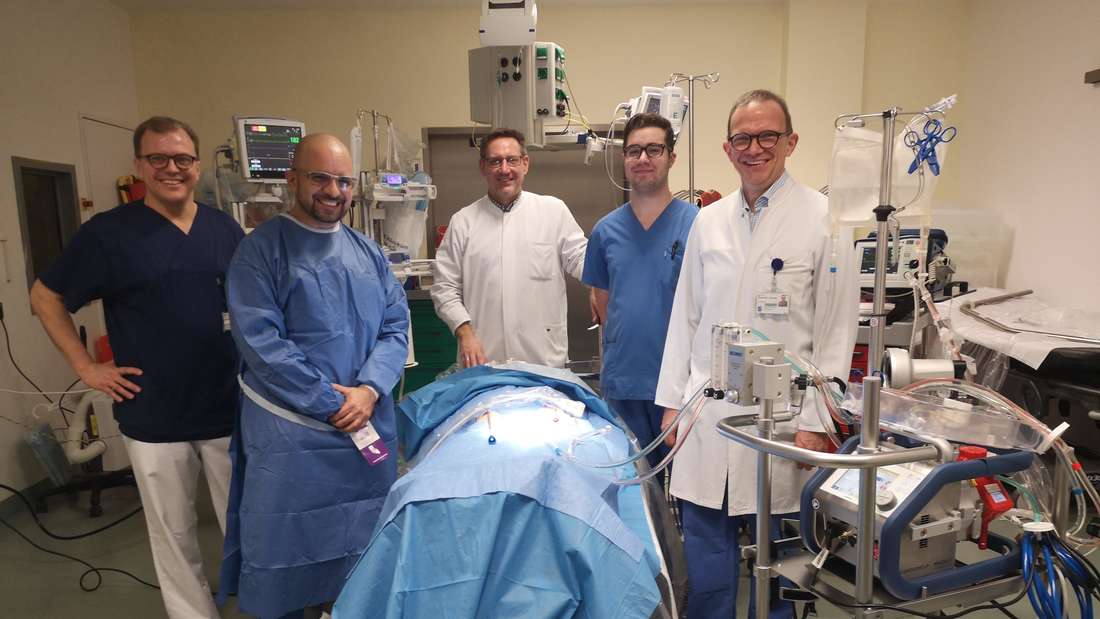 blo161225Wiederbelebung_Sana2OffenbachSana-KlinikumWiederbelebungHerz-Lungen-UnterstützungssystemMaschineGerätECMOTobias SchröderLeitender Oberarzt Anästhesiologie, Intensivmedizin und NotfallmedizinHaitham MutlakChefarzt für Anästhesiologie, Intensivmedizin und NotfallmedizinChristian PietschChefarzt Klinik für Interdisziplinäre NotfallmedizinMarcel HitzelPraktikant in RettungssanitärausbildungDaniel Gill-SchusterLeitender Oberarzt für Anästhesiologie
