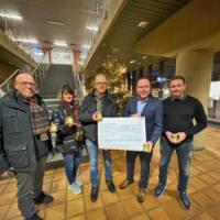 Freudiger Anlass: Die Rathausimker Wolfgang Noack (von links), Uschi Zylus und Wolfgang Zylus überreichen dem Stiftungsvorstandsvorsitzendem, Bürgermeister Patrick Nowicki, und dem Koordinator für die Stiftung in der Eschweiler Verwaltung, Jan Sch