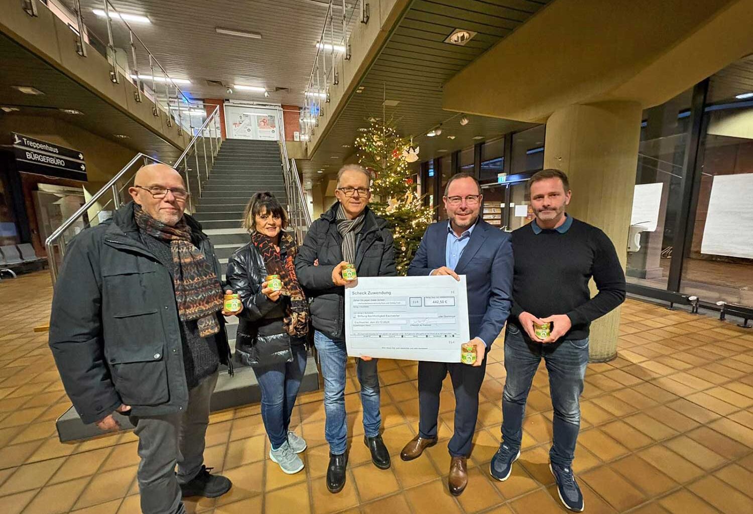 Stadtimker überreichen Spende an Stiftung Nachhaltigkeit