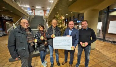 Stadtimker überreichen Spende an Stiftung Nachhaltigkeit