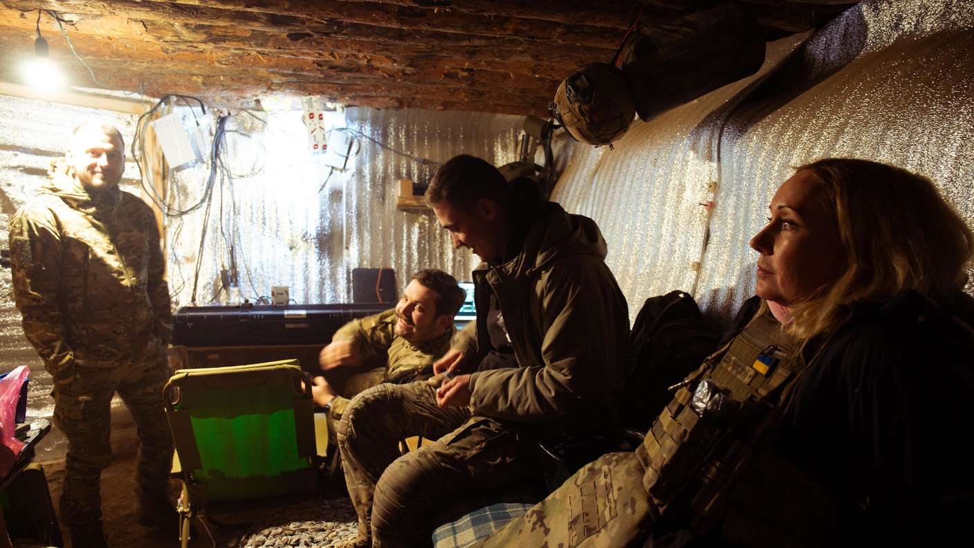 Daria Onyshchenko mit Soldaten an der Front. 