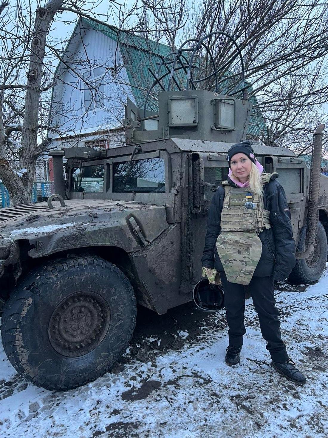 Daria Onyshchenko vor einem Militärfahrzeug. 