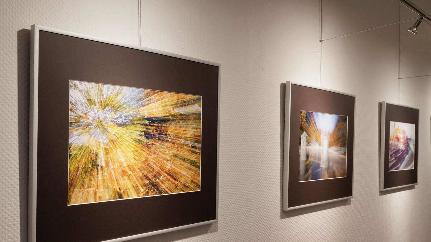 Visuelle ExperimenteEs ist jedes Mal wieder spannend zu sehen, was die unterschiedlichen Fotografen des Fotovereins Halver m Foyer der FeG Kierspe zeigen. Da der Platz begrenzt ist, müssen sie eine Auswahl treffen, die das jeweils gewählte Thema möglichst gut illustriert. So hat sich Helmut Willnat in der augenblicklich laufenden Ausstellung den Titel „Experimentelle Bilder“ ausgesucht und entsprechende Beispiele dafür ausgesucht.