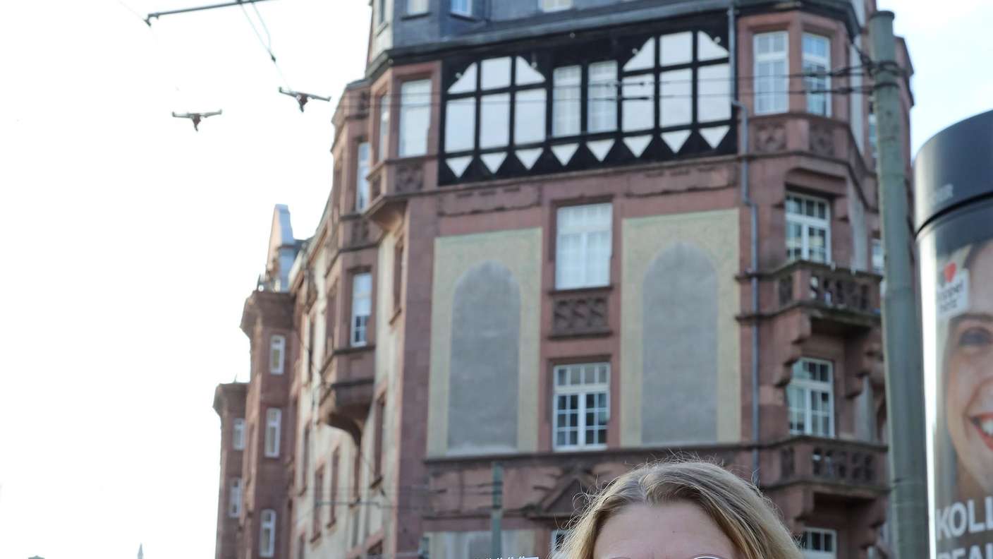 Christ Fajen hat das Haus an der Ecke Allerheiligenstraße/Battonstraße in Aquarell gezeichnet. Es gehört zu ihren zwölf Lieblingsmotiven, die sie in einem Mehrjahreskalender zusammengefasst hat. Foto: Michelle Spillner