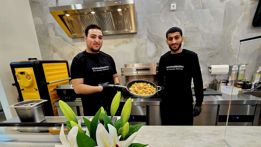 Im Schmarrnsinn gibt es fluffigen Kaiserschmarrn_Elias Tassammart und Manager Waleed Aziz_Foto Sabine Schramek