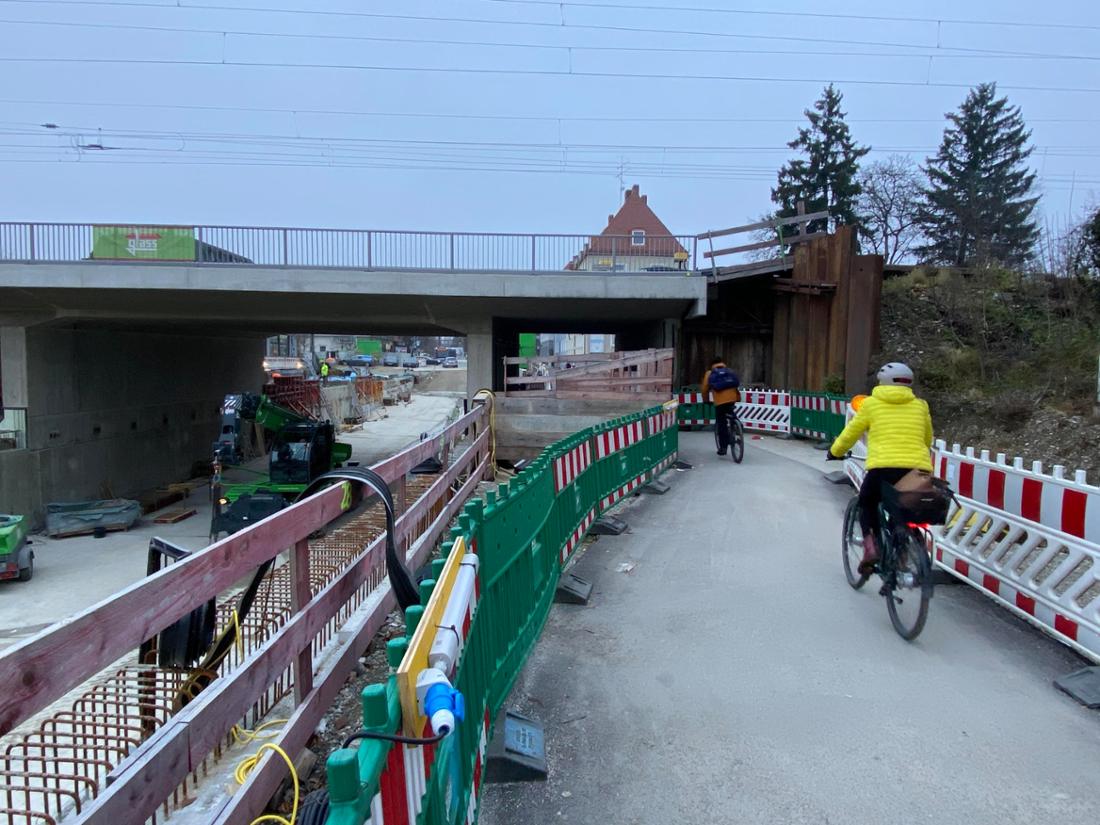 Noch können Fußgänger und Radfahrer die Unterführung an der Dachauer Straße nutzen. Bald ist sie für zwei Monate dicht
