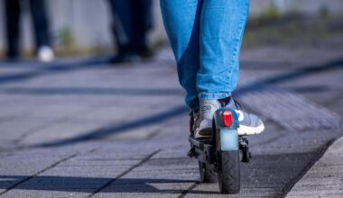 Auto fährt in Eppendorf über Rot und kollidiert mit E-Scooter