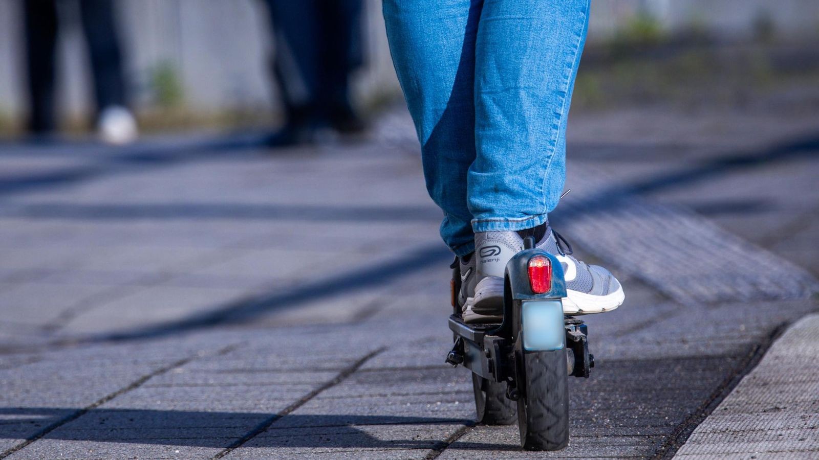 Auto fährt in Eppendorf über Rot und kollidiert mit E-Scooter