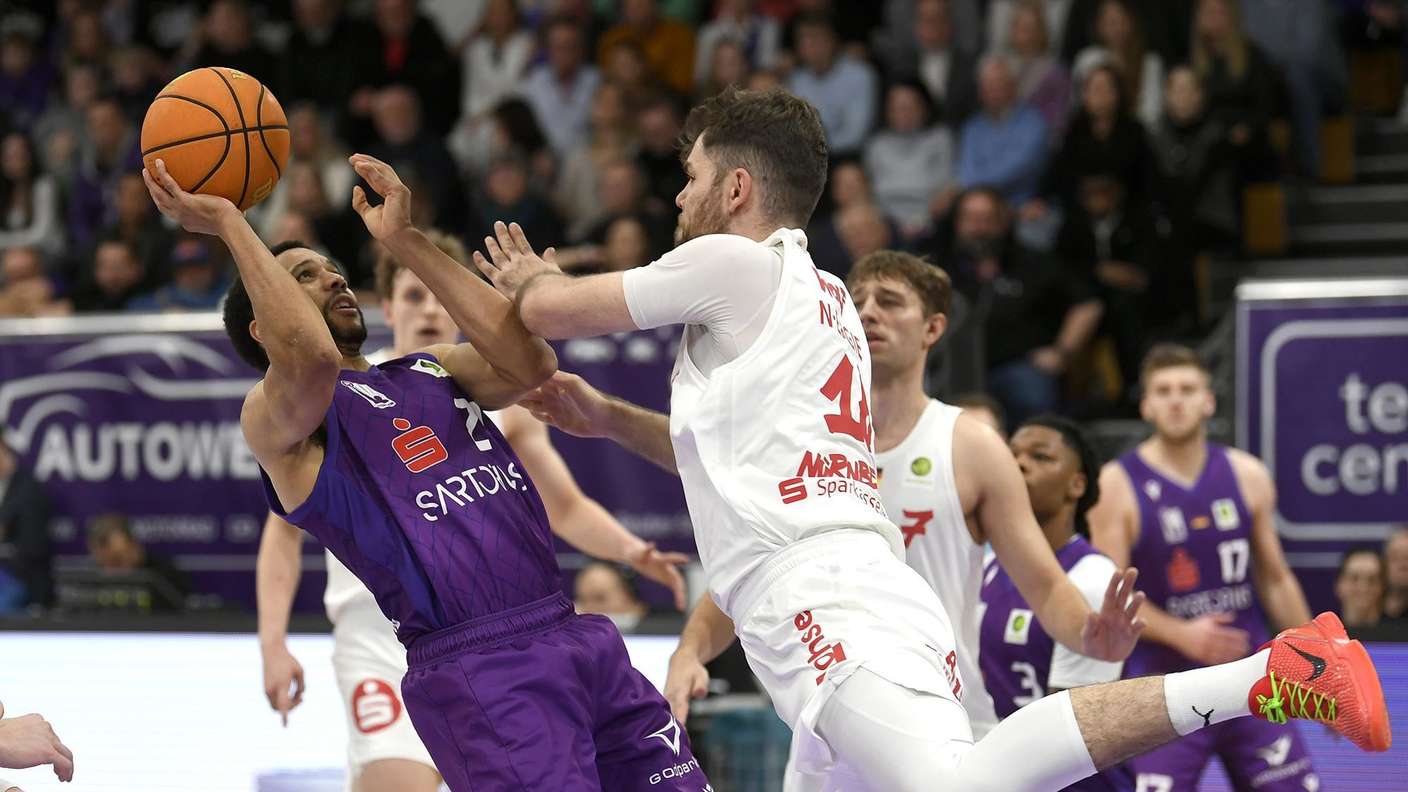 Ins Straucheln gekommen: BG-Forward Zach Jackson (links) gerät gegen Nürnbergs Ex-Göttinger Julius Wolf in Rücklage.