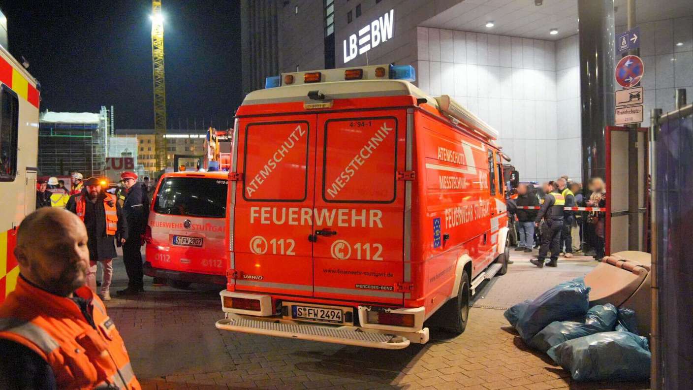 Einsatzfahrzeuge der Feuerwehr stehen am Hauptbahnhof. Der Stuttgarter Hauptbahnhof wurde wegen eines verdächtigen Gepäckstücks evakuiert.