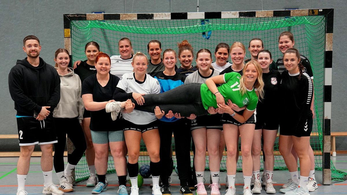 Nach langer Zeit besucht die 20-jährige Svea ihre Teamkameradinnen vom ETB Handball. Nach einem Schlaganfall darf sie selbst nicht mehr spielen.