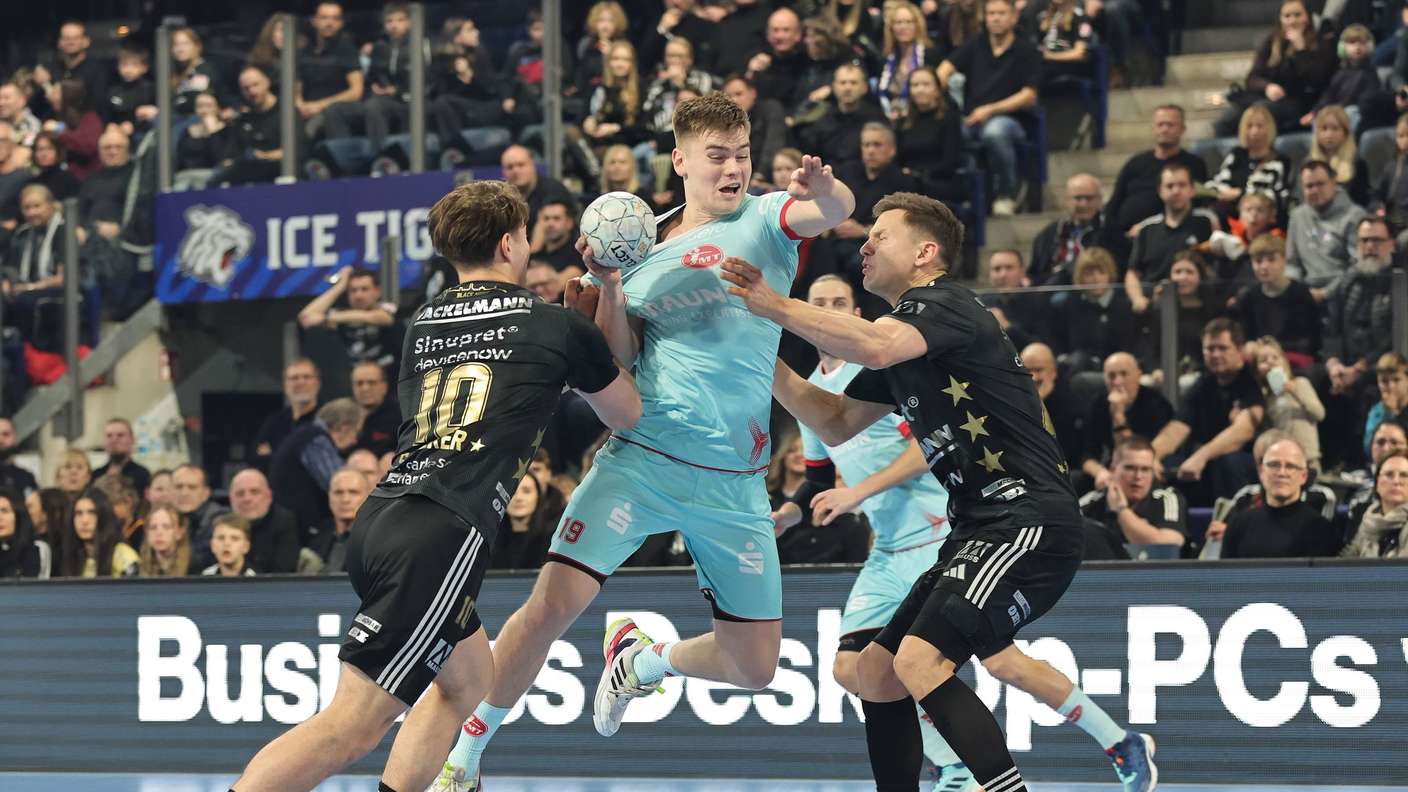 20.12.2025 - Handball - 1. Bundesliga DAIKIN HBL - Saison 2025 2026 - 18. Spieltag: HC Erlangen Metropolregion Nürnberg HCE - MT Melsungen - / DaMa - xdaxmax - Florian Scheerer 10, HC Erlangen HCE  Reynir Thor Stefansson 19, MT Melsungen  Christoph Steinert  44, HC Erlangen HCE  *** 20 12 2025 Handball 1 Bundesliga DAIKIN HBL Season 2025 2026 18 Matchday HC Erlangen Metropolregion Nürnberg HCE MT Melsungen DaMa xdaxmax Florian Scheerer 10, HC Erlangen HCE Reynir Thor Stefansson 19, MT Melsungen Christoph Steinert 44, HC Erlangen HCE