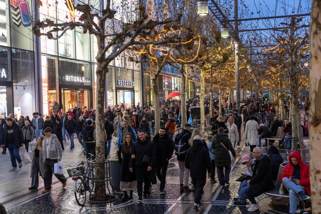 FOTO TAGESSATZFrankfurt: Einzelhandelsgeschichte für Montag mit Daten und Fakten, Autor geht auf die ZeilAufnahmen von weihnachtlich geschmückter Zeil, Warteschlangen und vollen Geschäften. Foto aufgenommen am 20.12.205Foto: Rolf Oeser