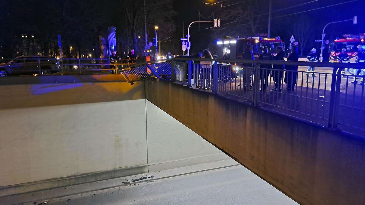 Nach Unfall mit Bus in München: Brückengeländer droht abzustürzen